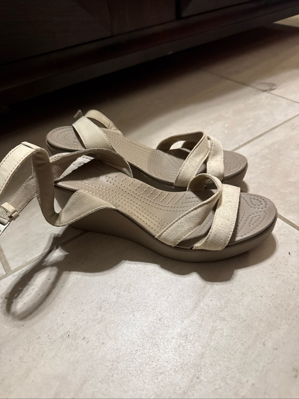 Crocs Women’s Sz 10 Leigh II Cross Ankle Strap Wedge Sandals Beige Canvas EUC
